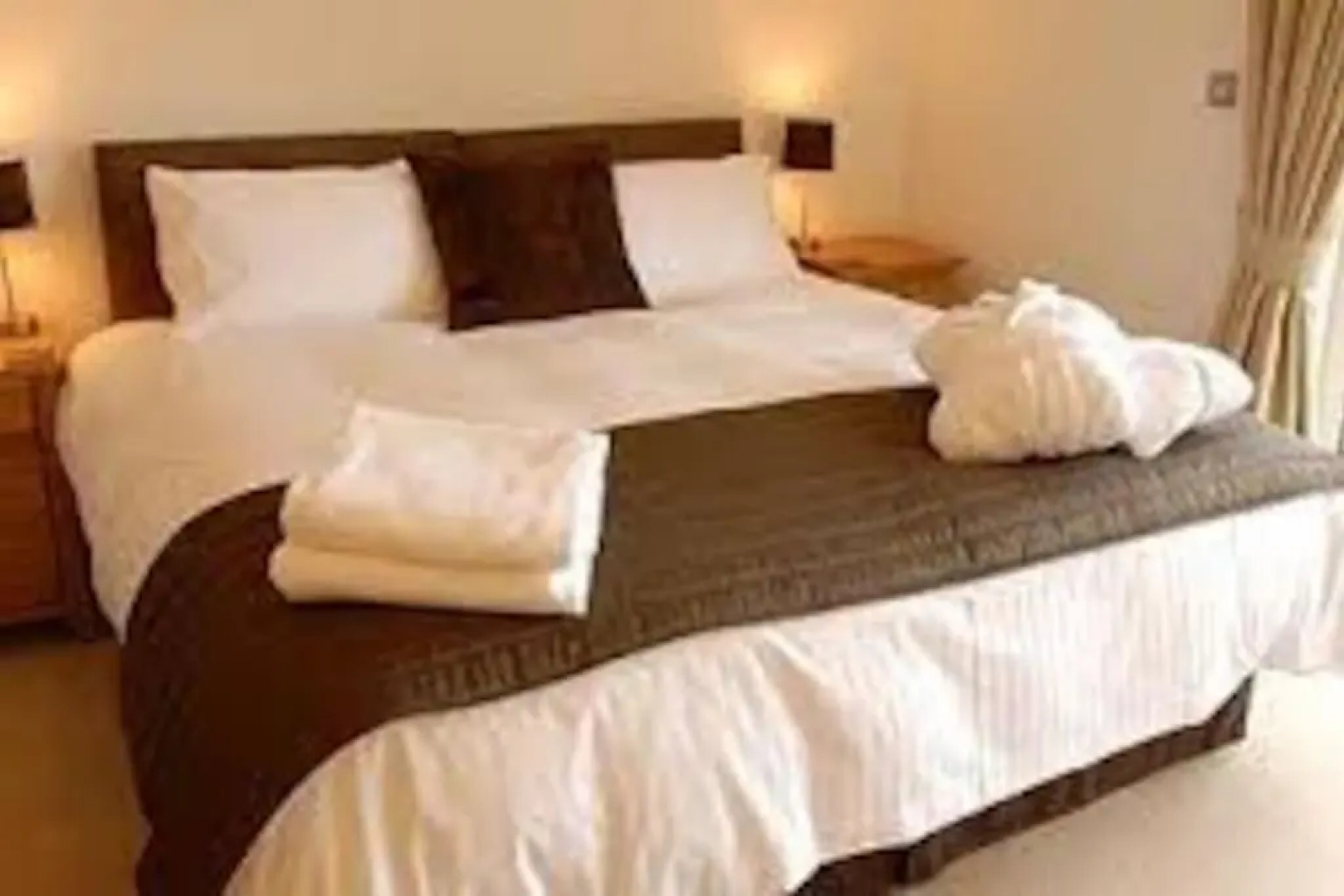 Swallow Lodge with Hot Tub, dogs welcome sleeps 8, Great resort Facilities