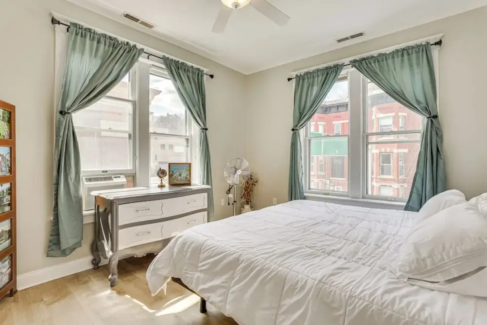 Walk Downtown: Inviting Historic Home in Dubuque!