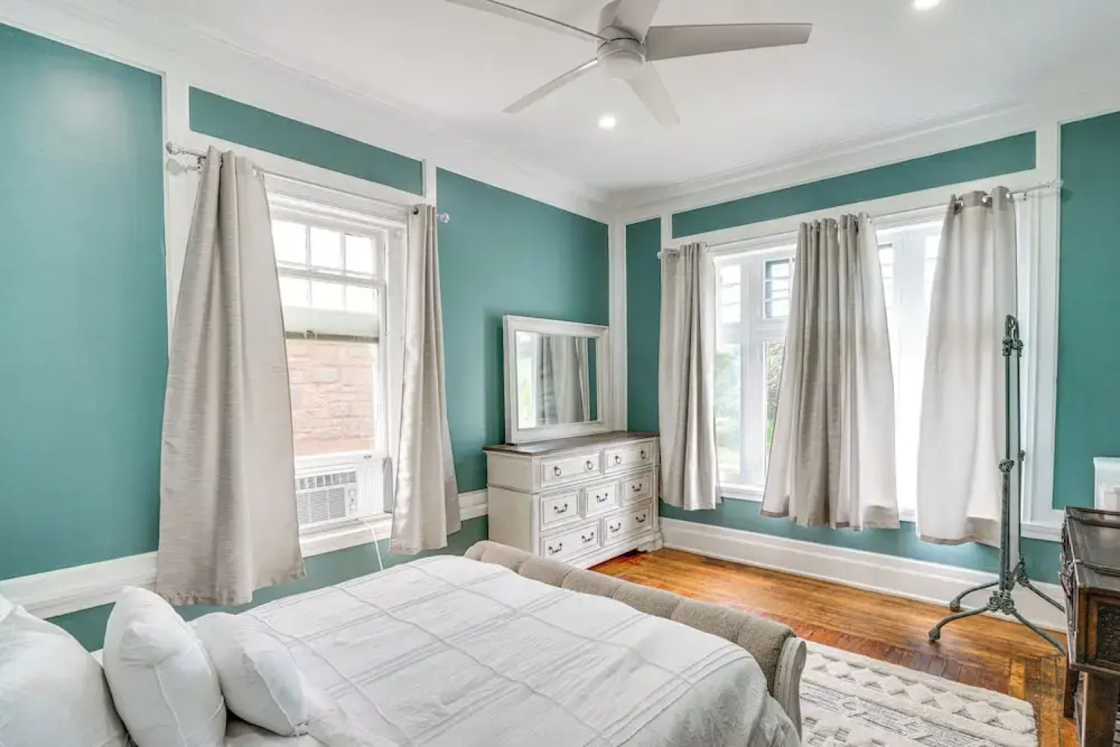 Walk to Nott Memorial: Studious Retreat Near Eats