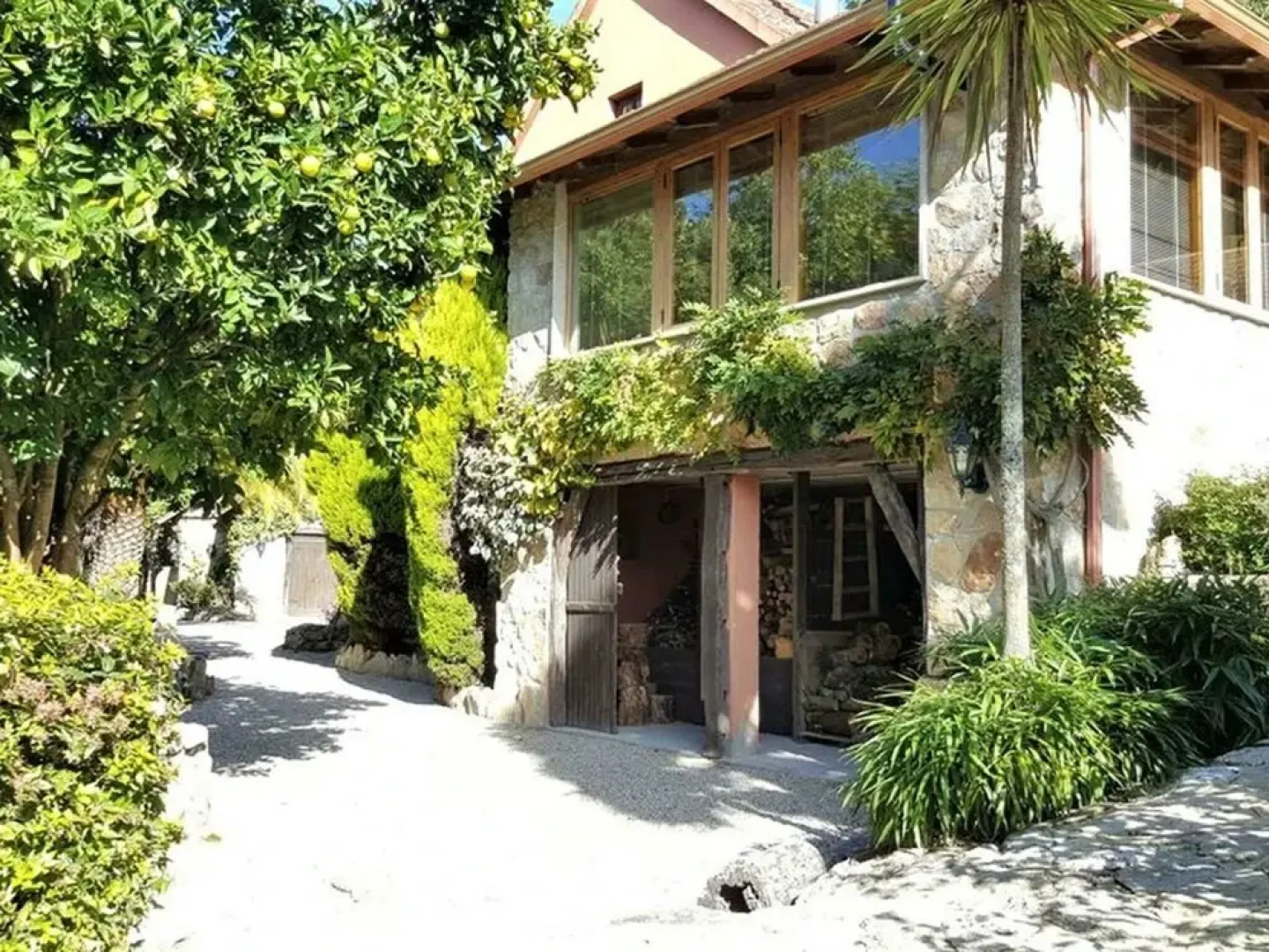 Stylish Property with Swimming Pool & Garden in Pontevedra near Portugal