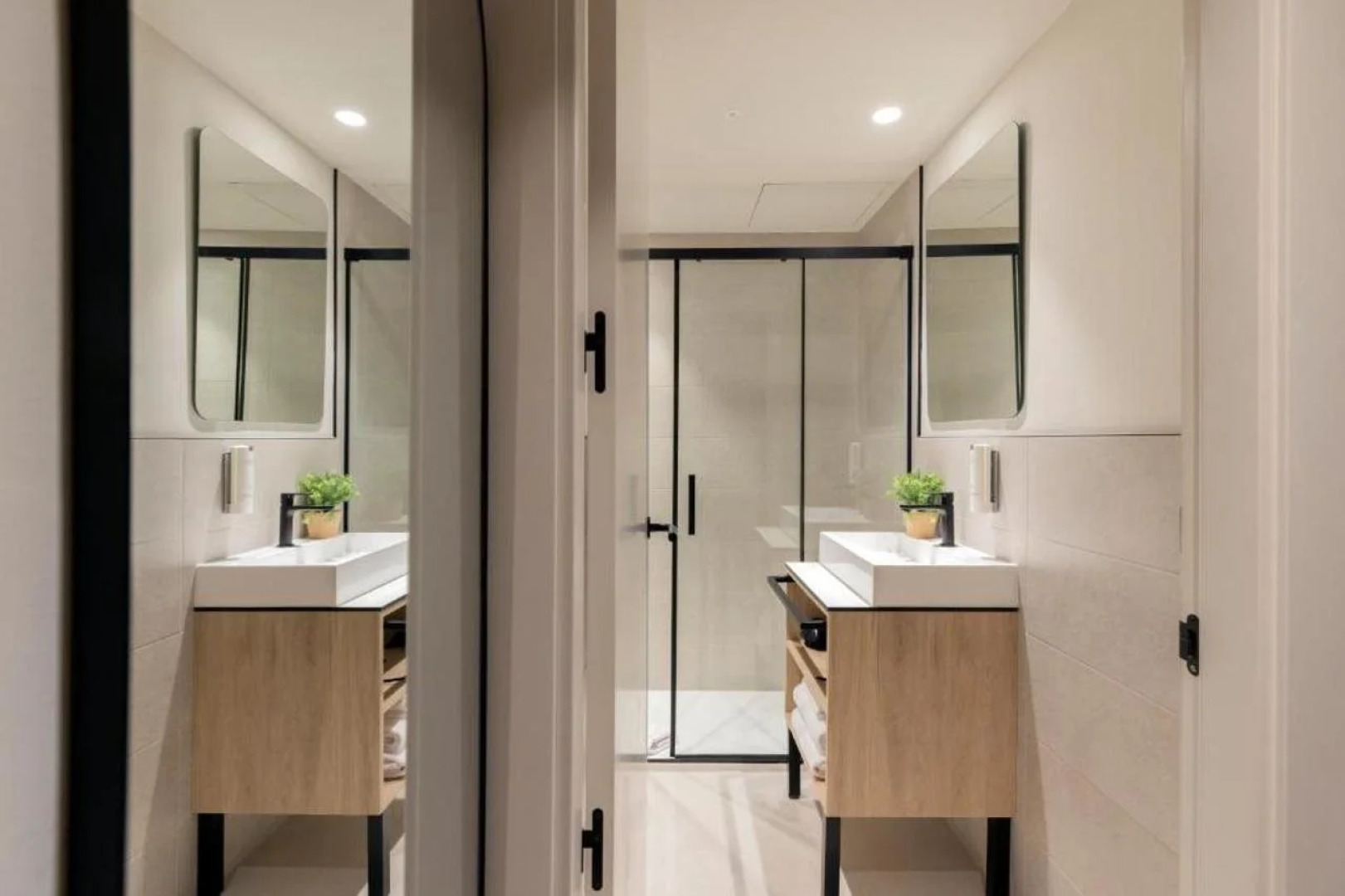 Naitly Ronda Sant Antoni Barcelona