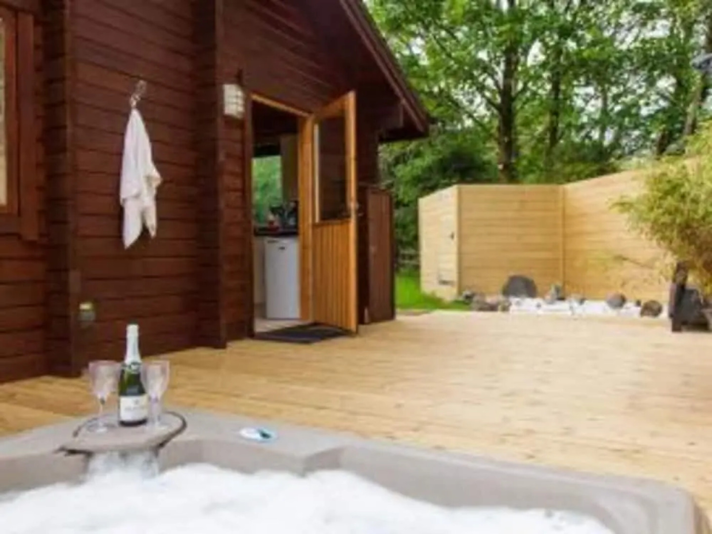 3-bed Lodge - Sleeps 7 - Hot Tub - Pet Friendly