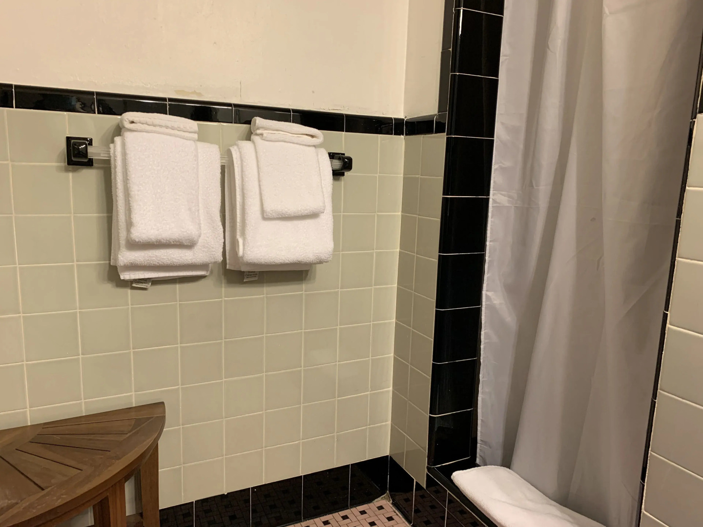 Vineyard Harbor Motel - Private Beach