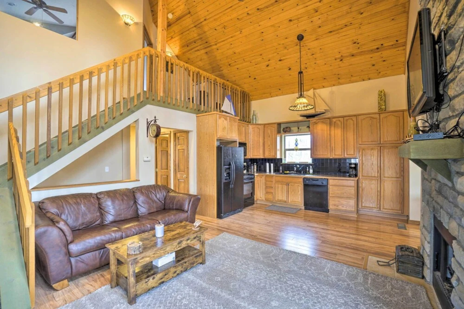 Spacious Buckeye Lake Home w/ Hot Tub & Fire Pit!