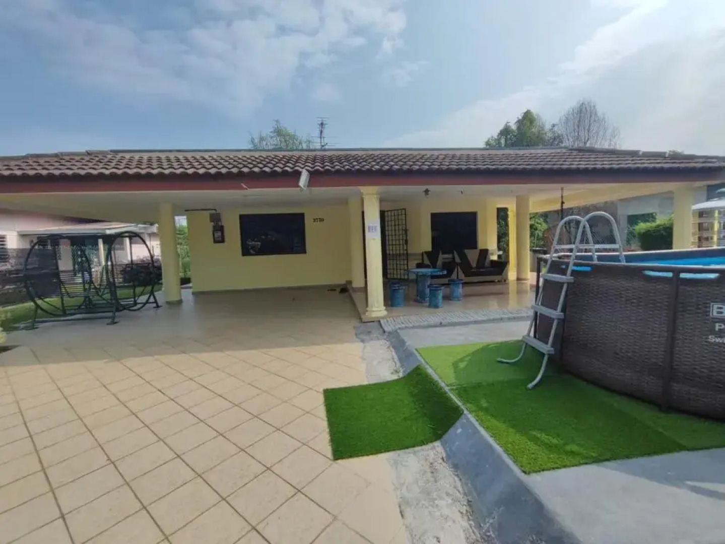 Pandai dickson Banglow white & yellow house