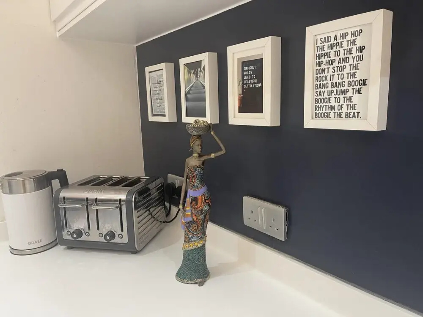 Artsy Retreat - Sleeps 8, Free Parking & Balcony