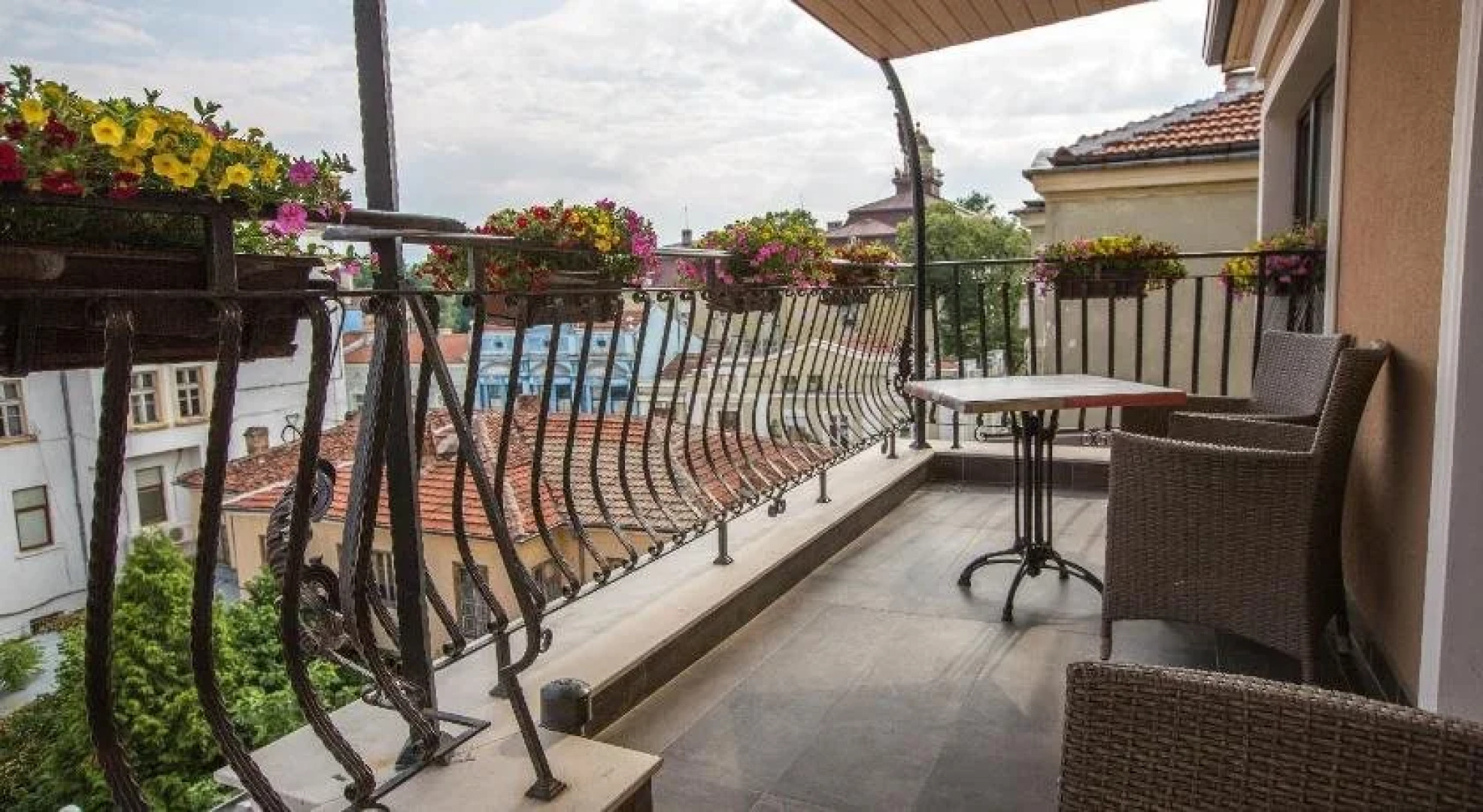 8 12 Art Guest House