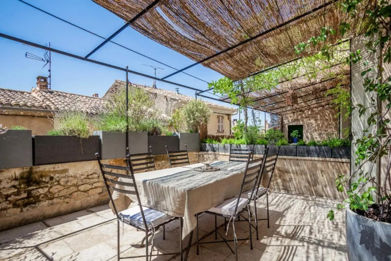 SUITE D'HÔTES DE PRESTIGE avec terrasses pour deux personnes, à Ansouis au cœur du Luberon