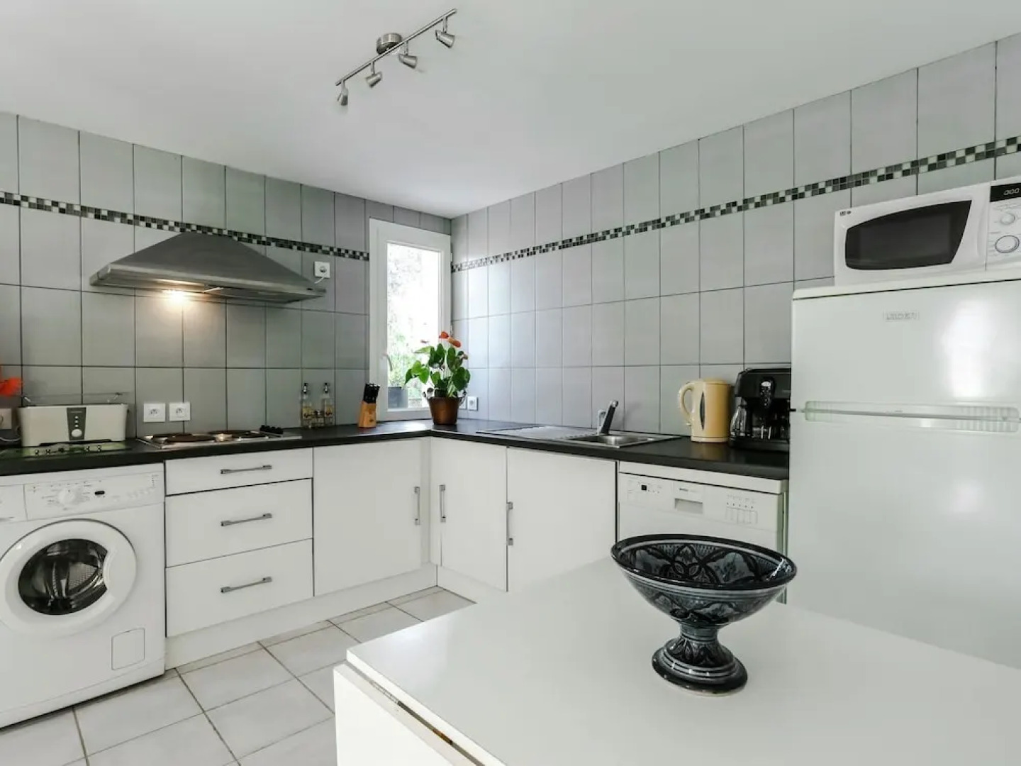 Snug Holiday Home With Terrace, Garden, Garden Furniture