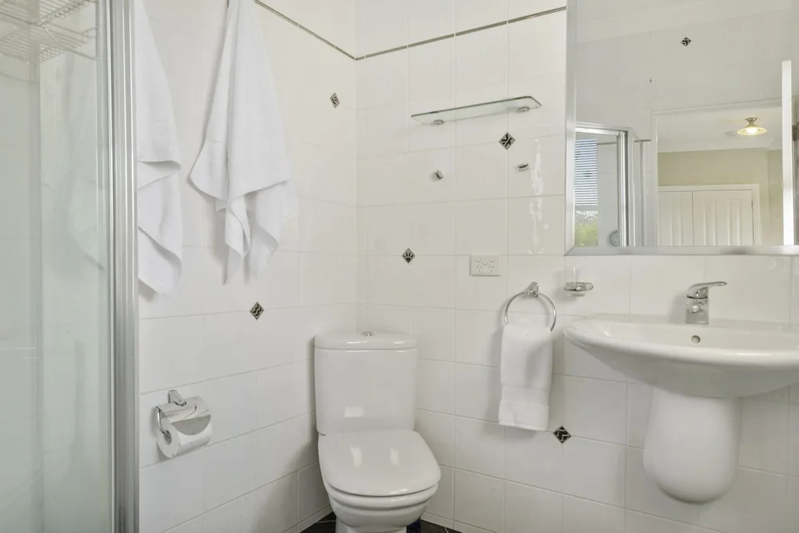 Manfield City Waterfront View Cottage