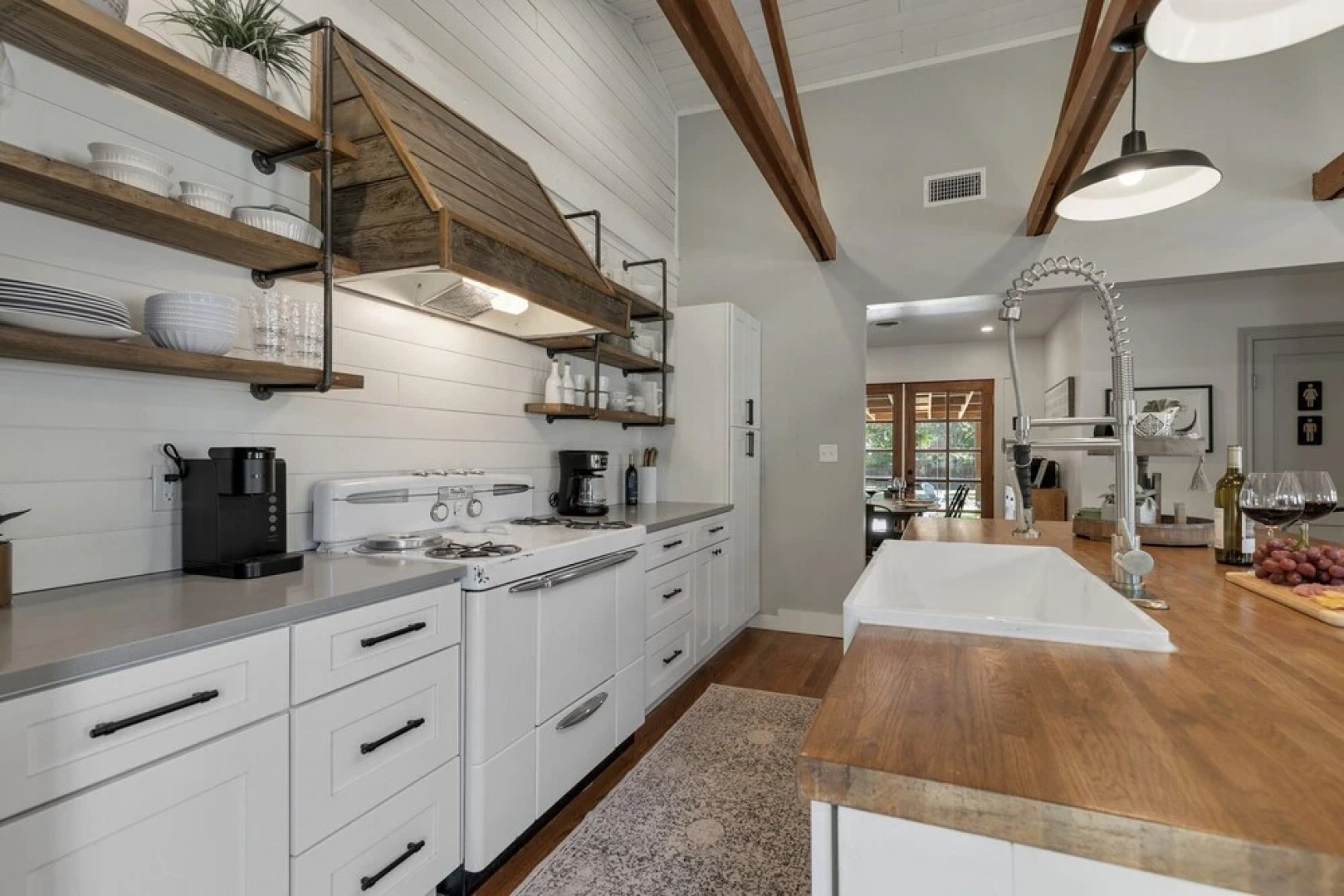 New Modern Farmhouse With Hot Tub, Fire Pit, & Games