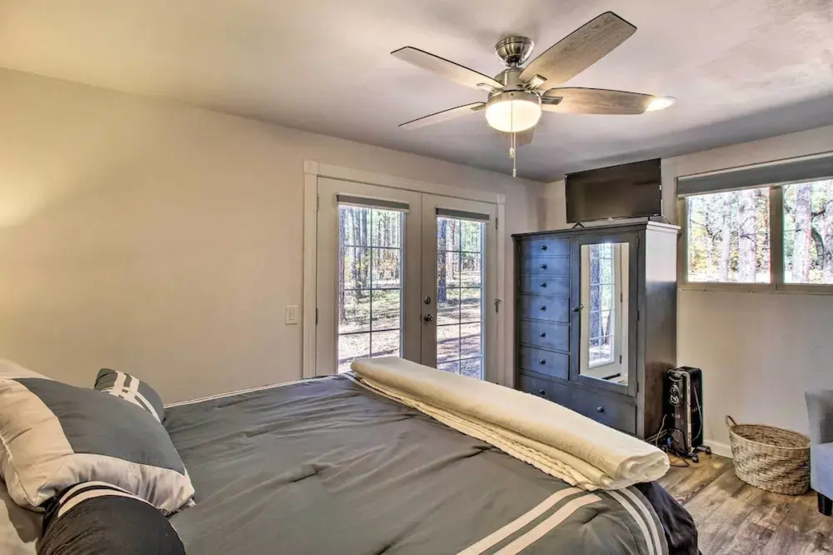 Deck & Grill: Pet-friendly Lakeside Cabin