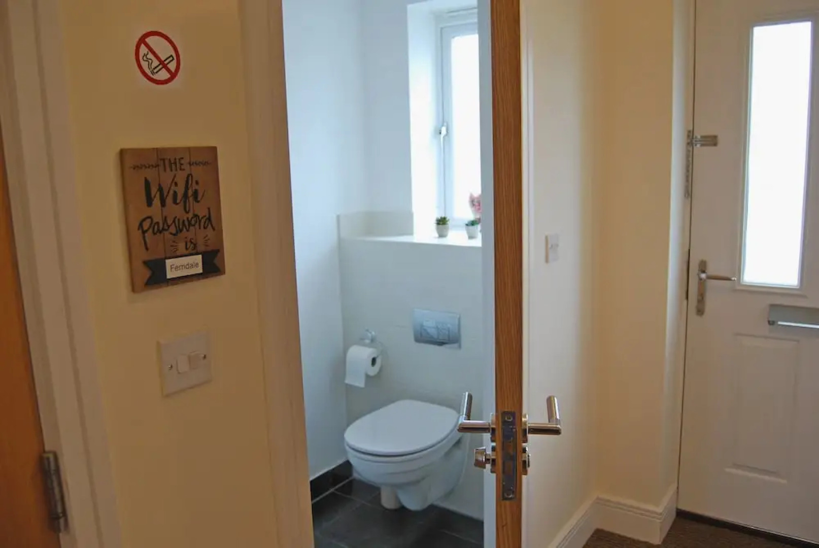 London Heathrow Living Serviced House 4 Bedrooms, 2.5 Bathrooms Up to 9 Beds