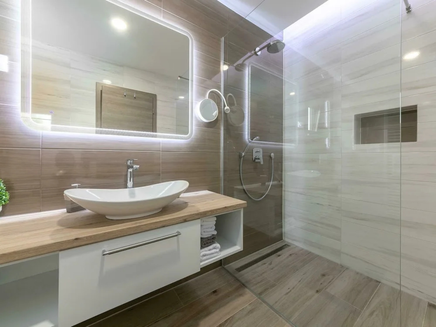 Villa With Swimming Pool, Play Area, Volleyball Court, Table Football, 8 km From Labin