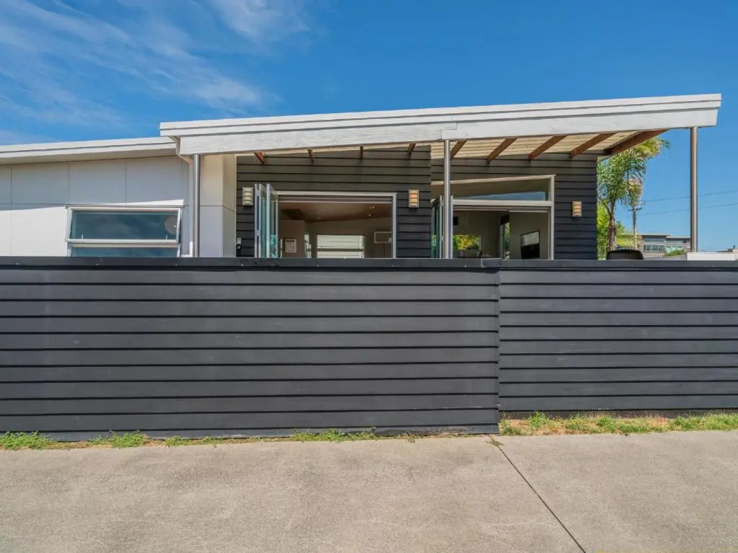 Castaway Bach - Whangamata Holiday Home