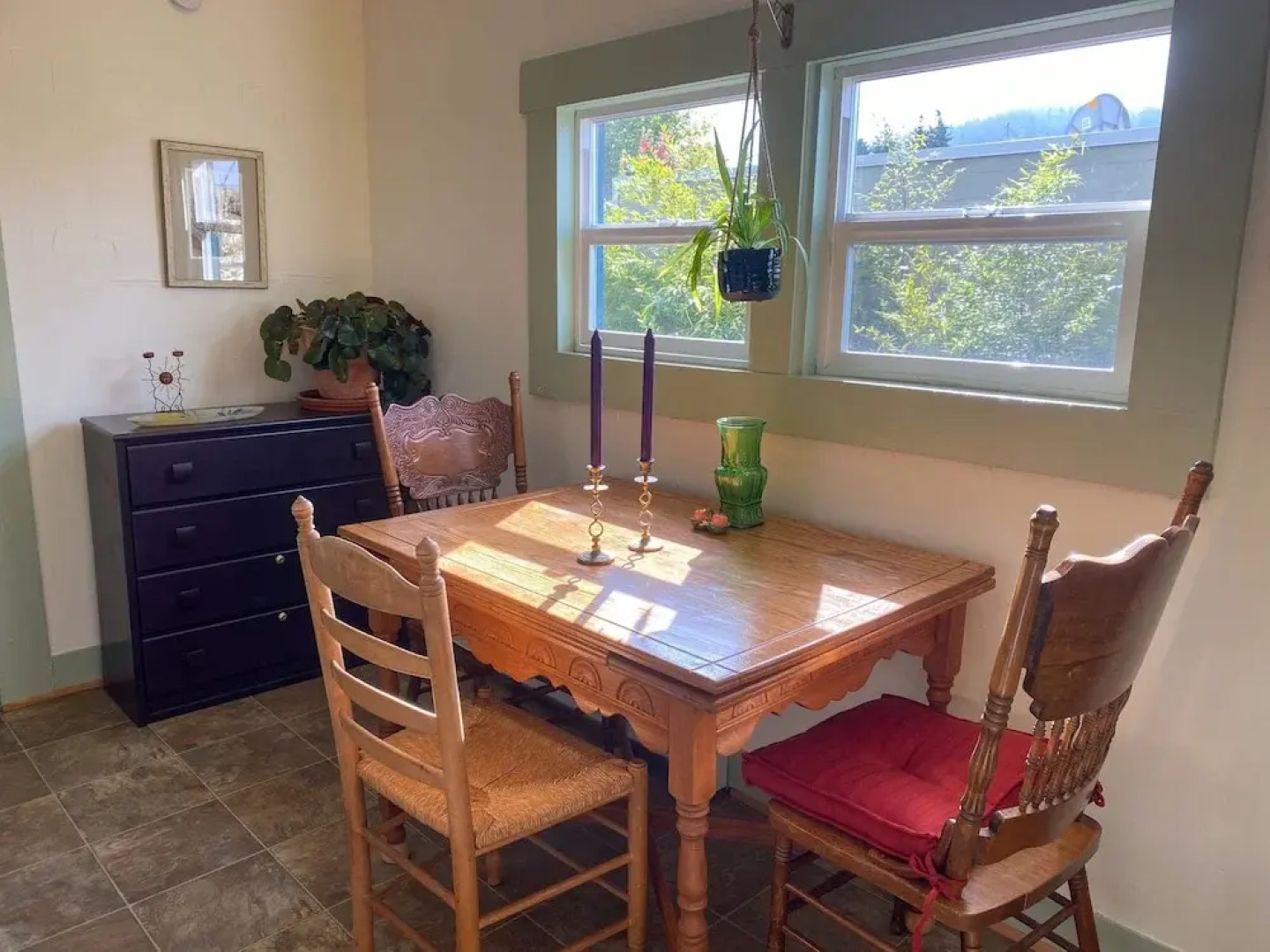 Upstairs at Thevictorian - Lush Walkable and Dog-friendly Retreat - Steps From Downtown Bellingham