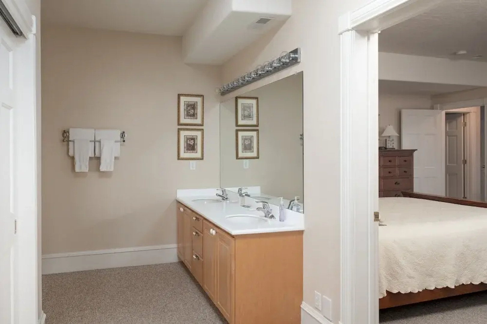 Family Getaway~hot Tub, Ice Castles & Tubing Hs 5 Bedroom Home by RedAwning