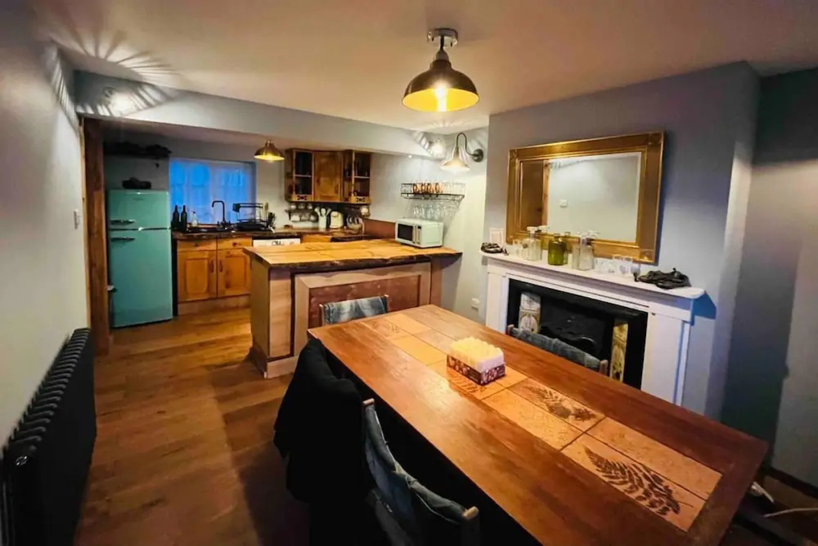 3br-fireplace-hottub-garden-parking