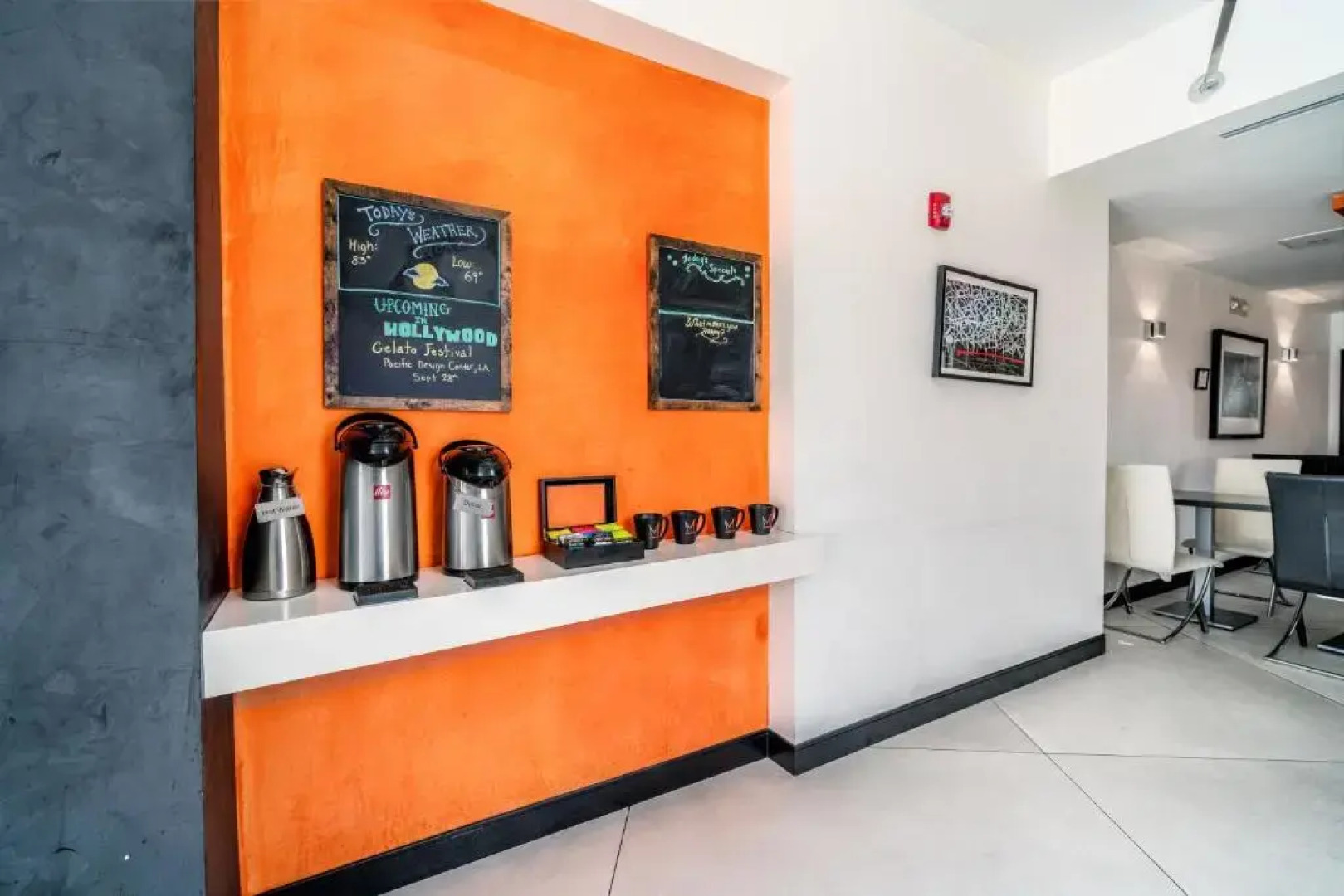 Econo Lodge and Suites