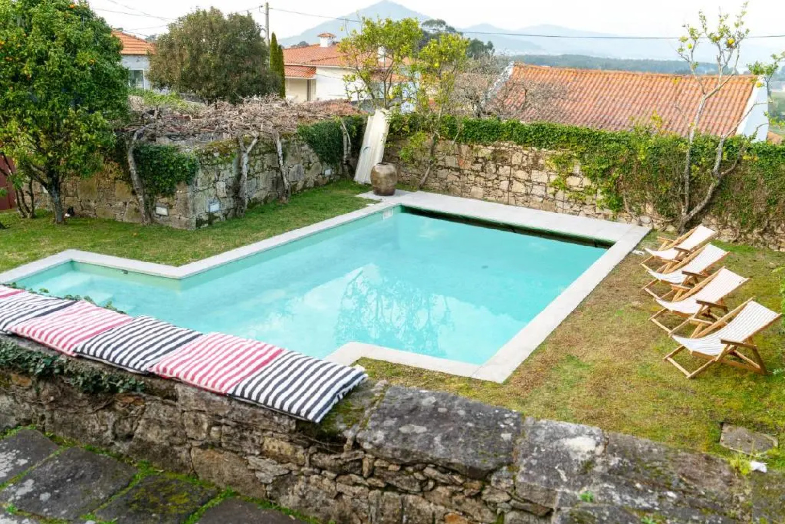 Liiiving in Moledo Historical Pool Villa