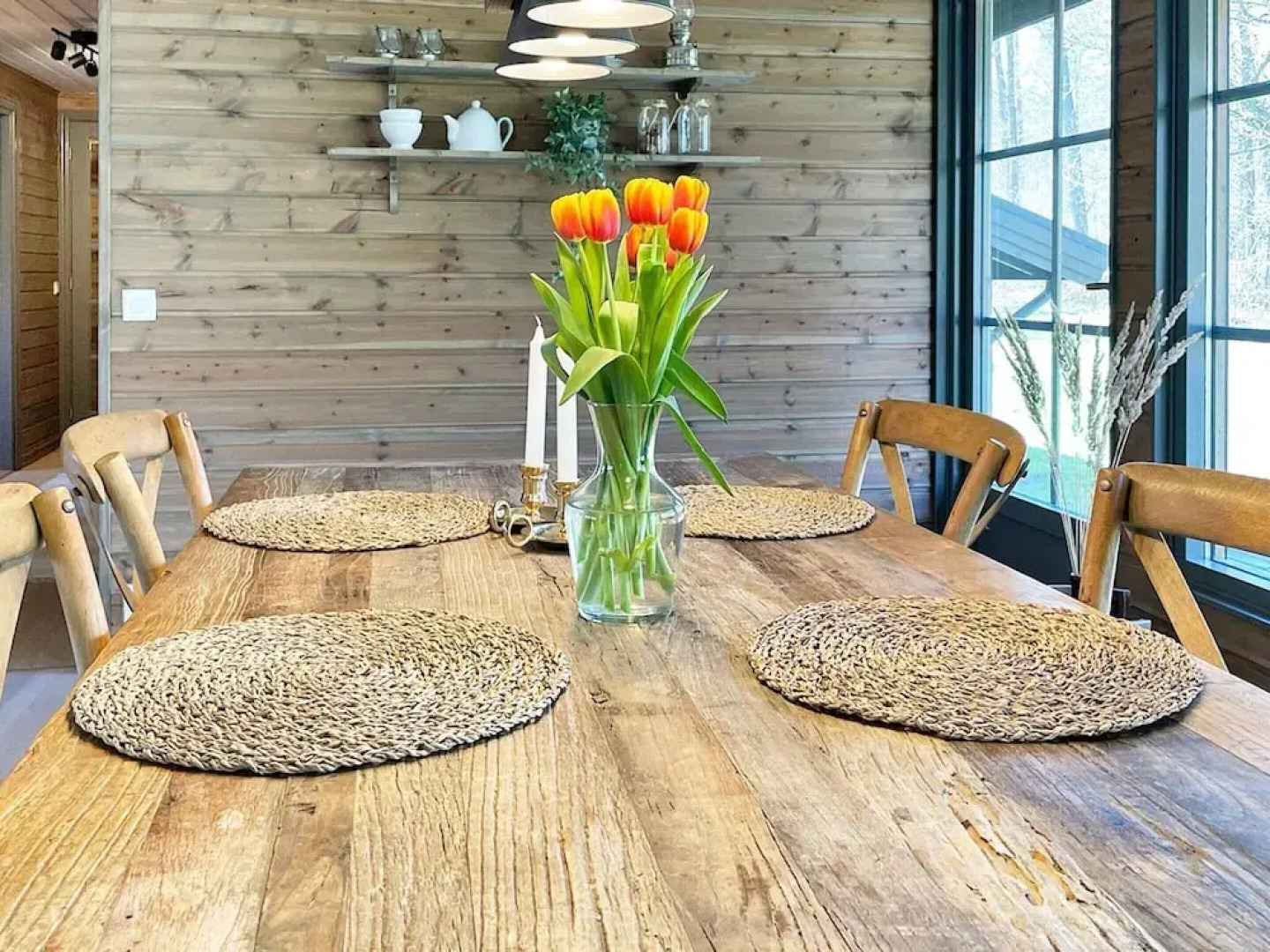 Charming Lakeside Cottage Getaway