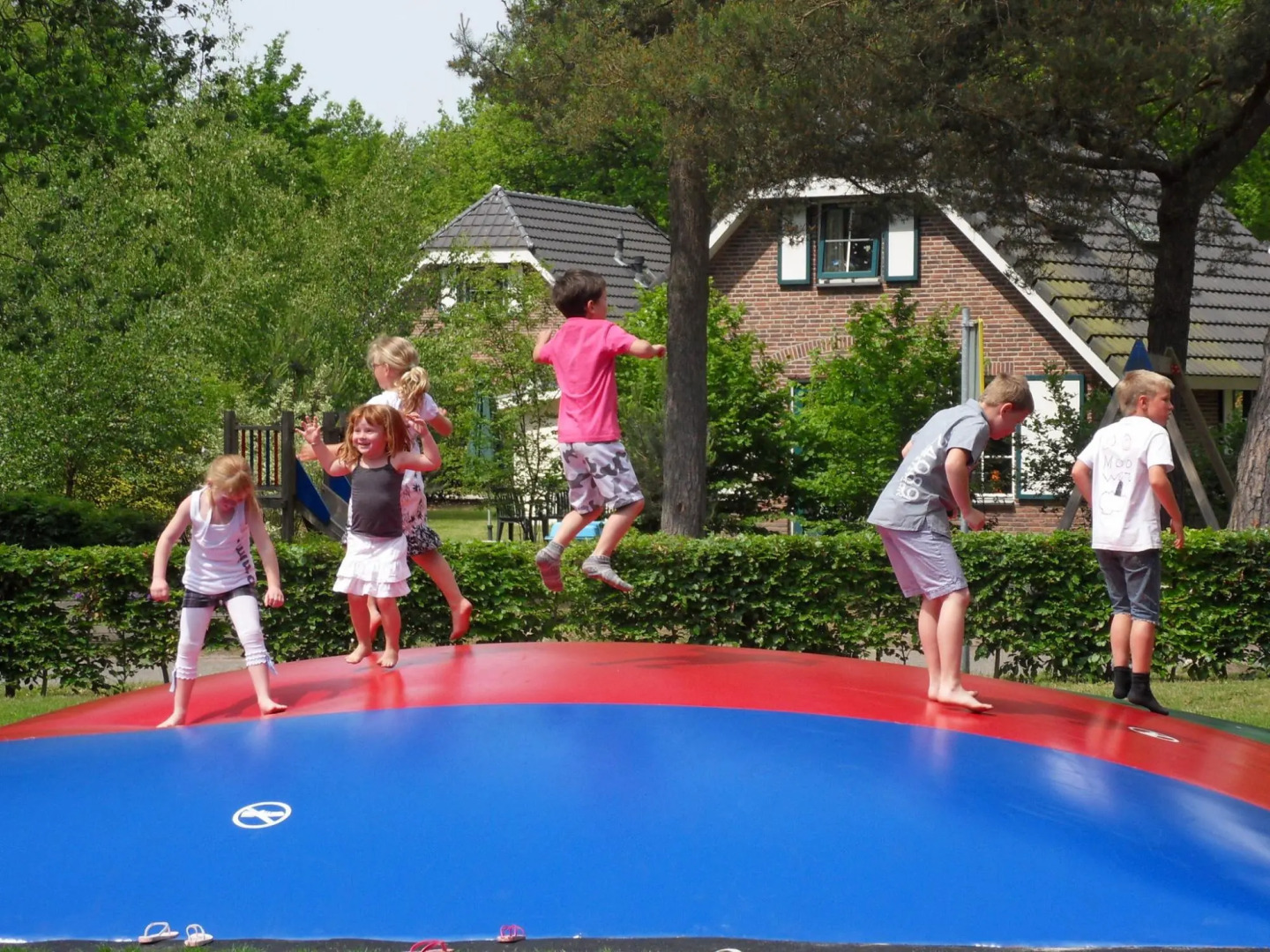 Comfy Chalet With Sunshower, Located in a Forrest