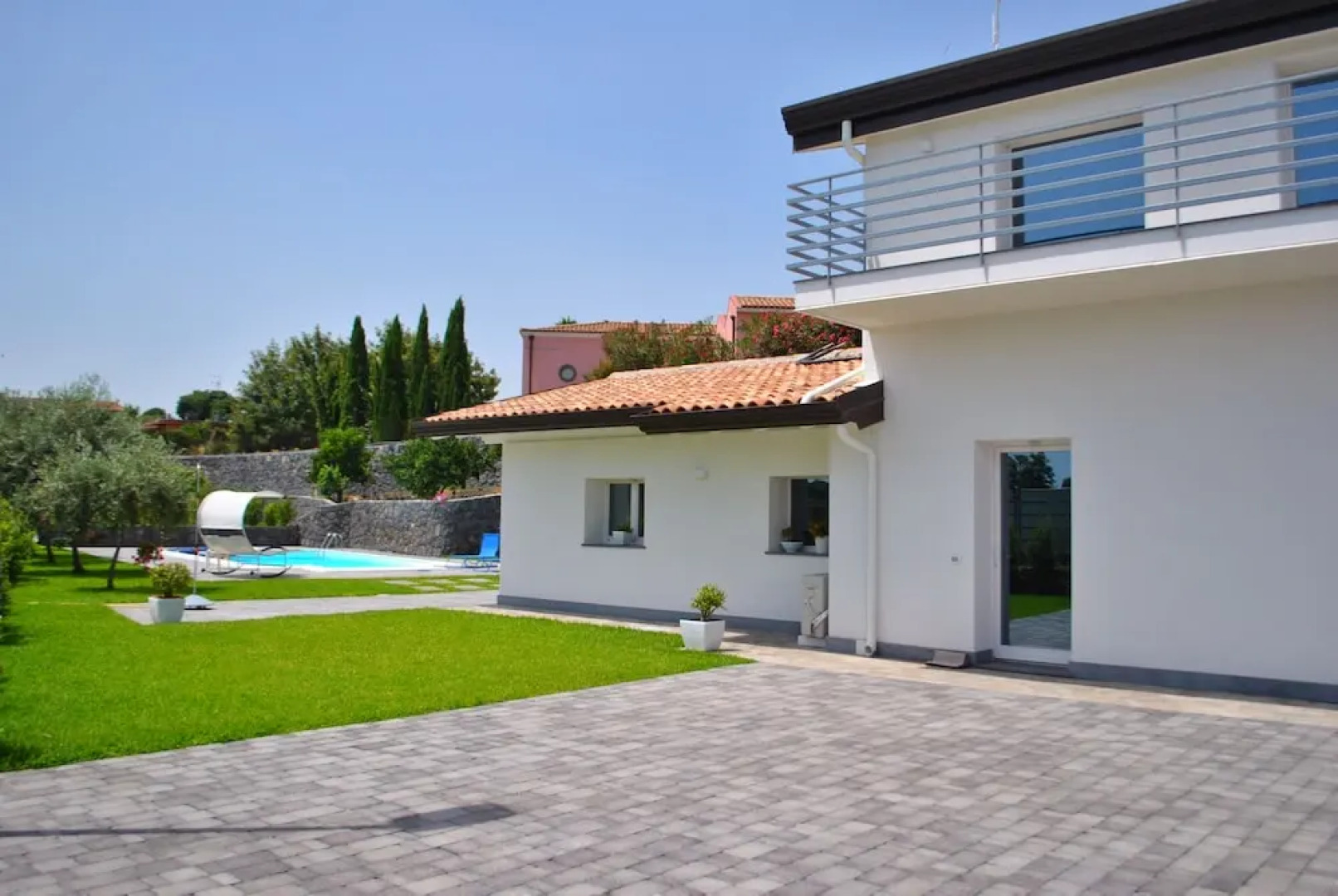 Villa Dedalisa by holidayngo