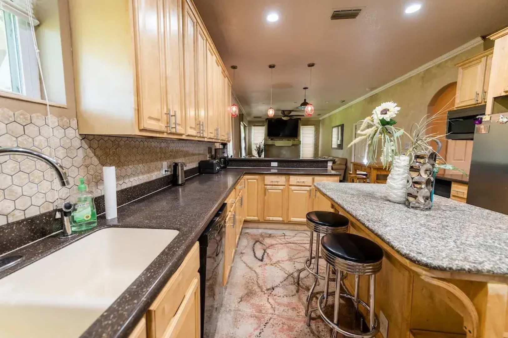 Chic Renovated Oasis: Disney & Universal Nearby 4 Bedroom Home by RedAwning