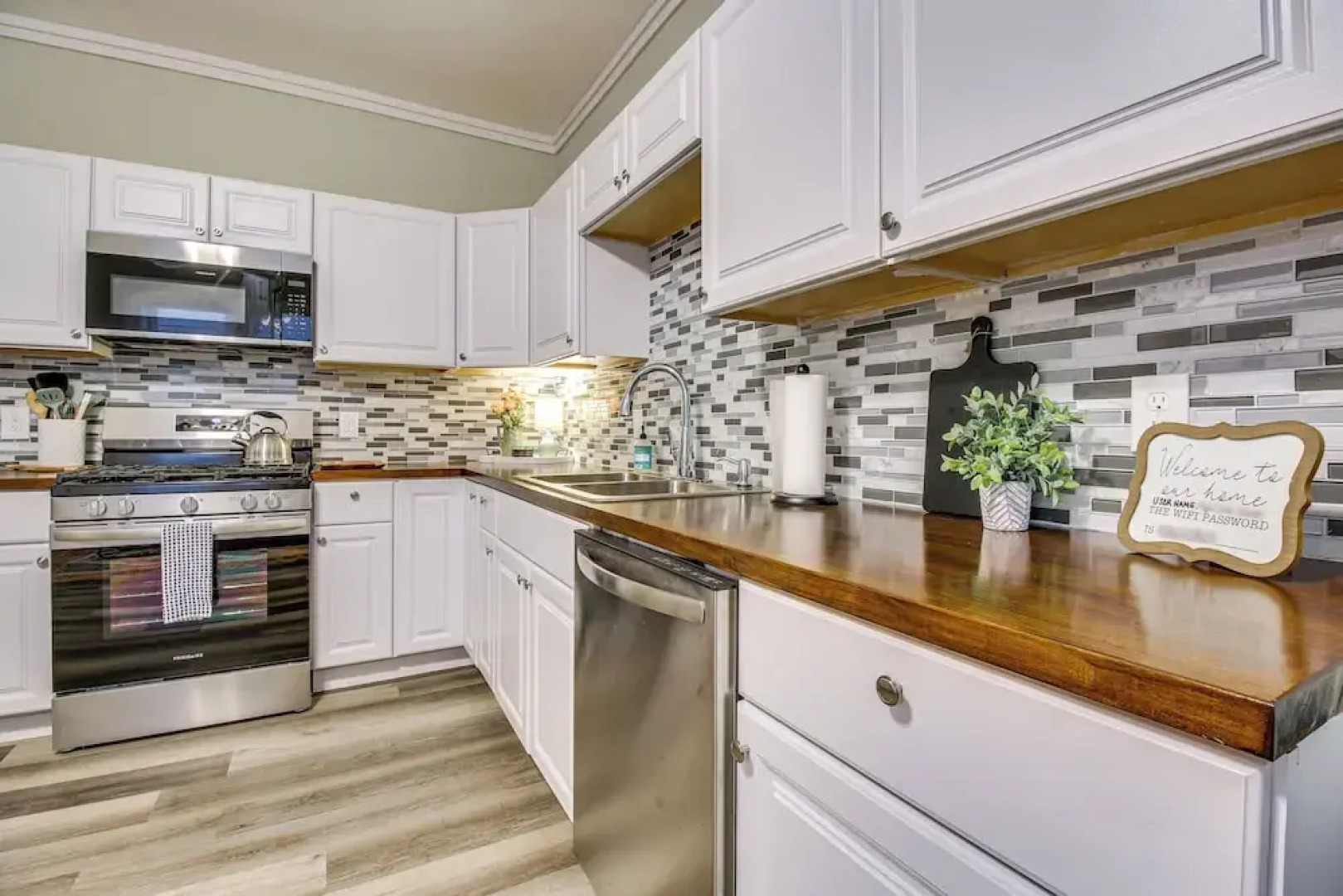 2 Mi to Dtwn Cincinnati: Home w/ Fenced Yard!