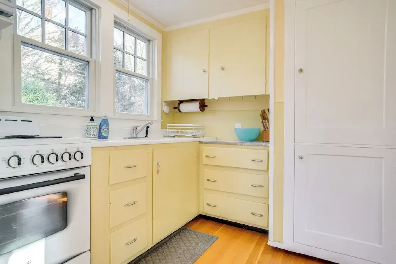 Walk to Monument Beach: Cape Cod Cottage w/ Grill