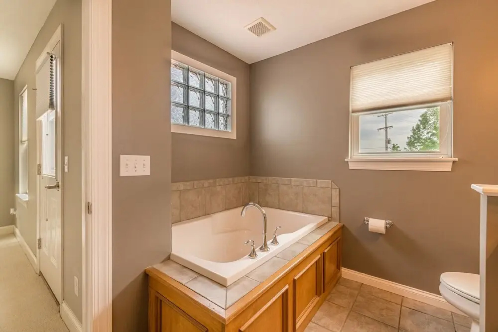 Central Cleveland Gem W/ Direct Skyline View! 2 Bedroom Home by Redawning