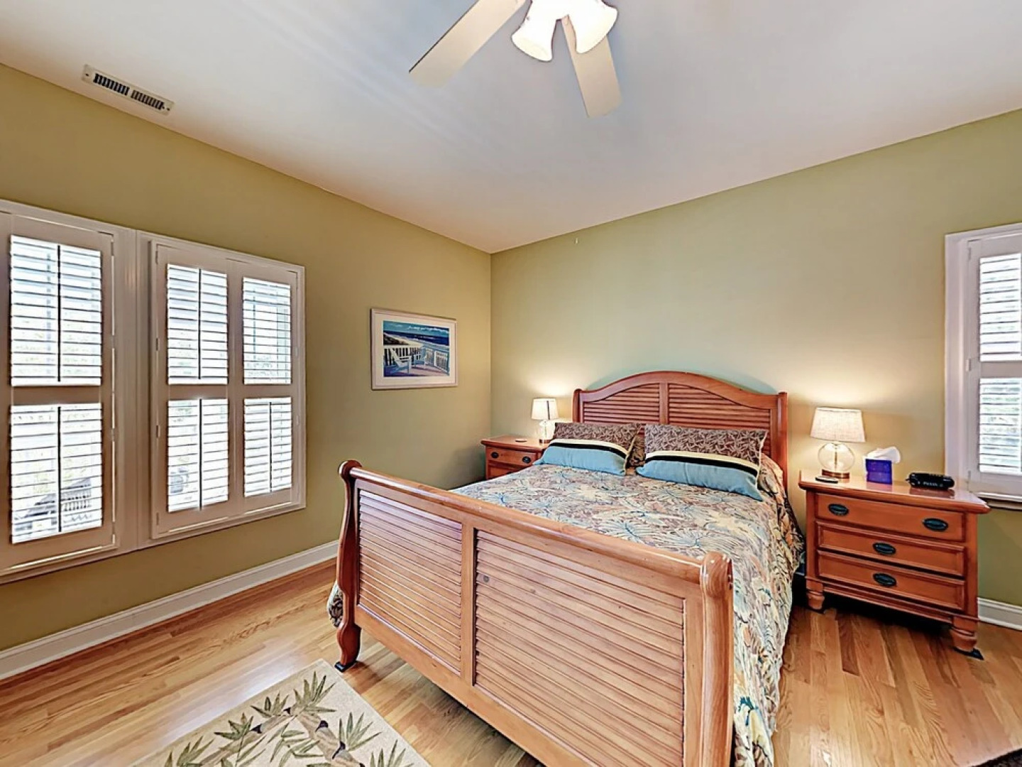 Large Family W/ Outdoor Dining, Walk To Beach 5 Bedroom Home