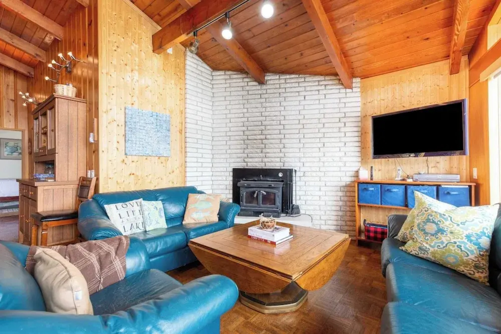 Goss Lake Getaway by Avantstay Lakefront Escape