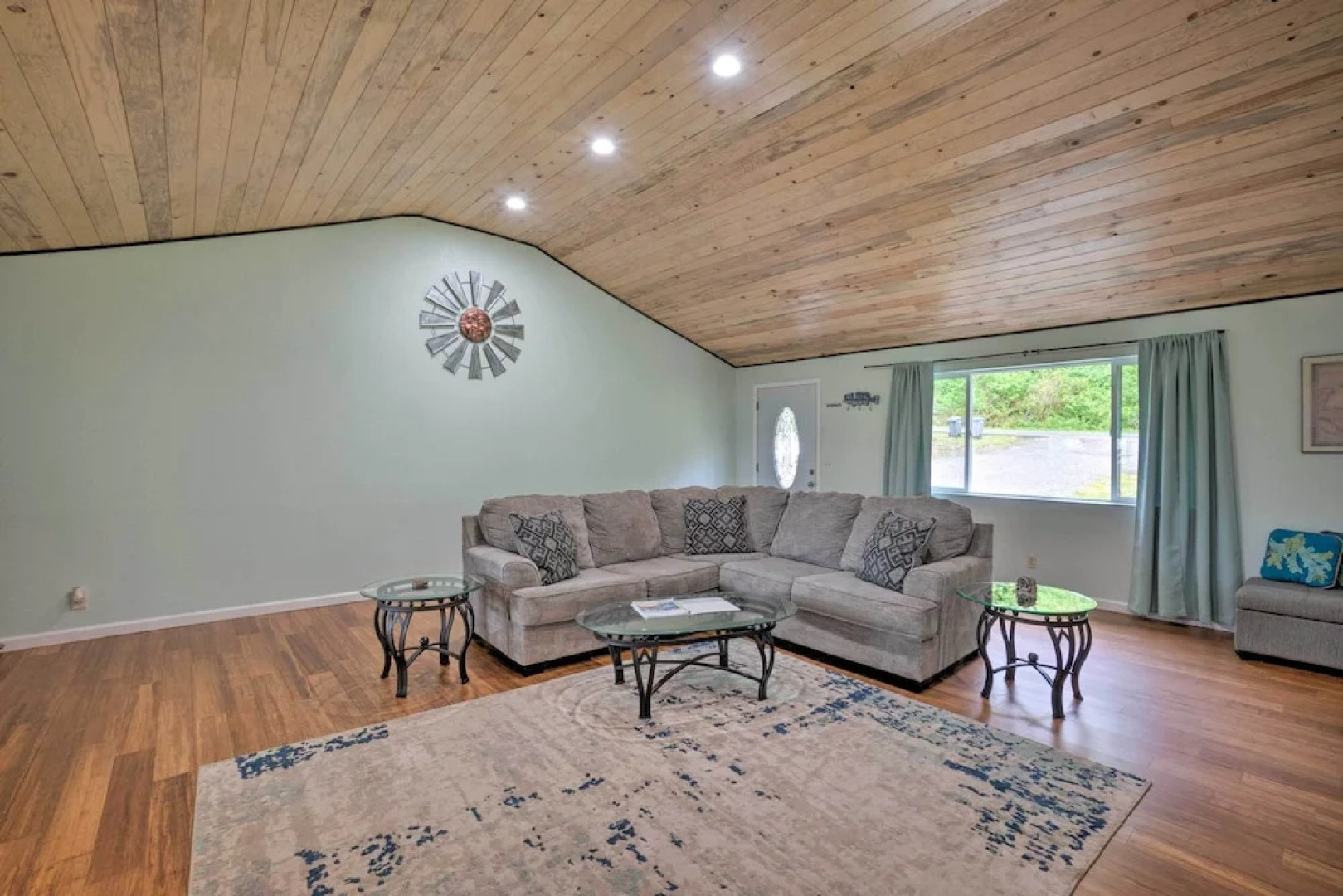 Bungalow w/ Wraparound Deck - 8 Mi to Brookings