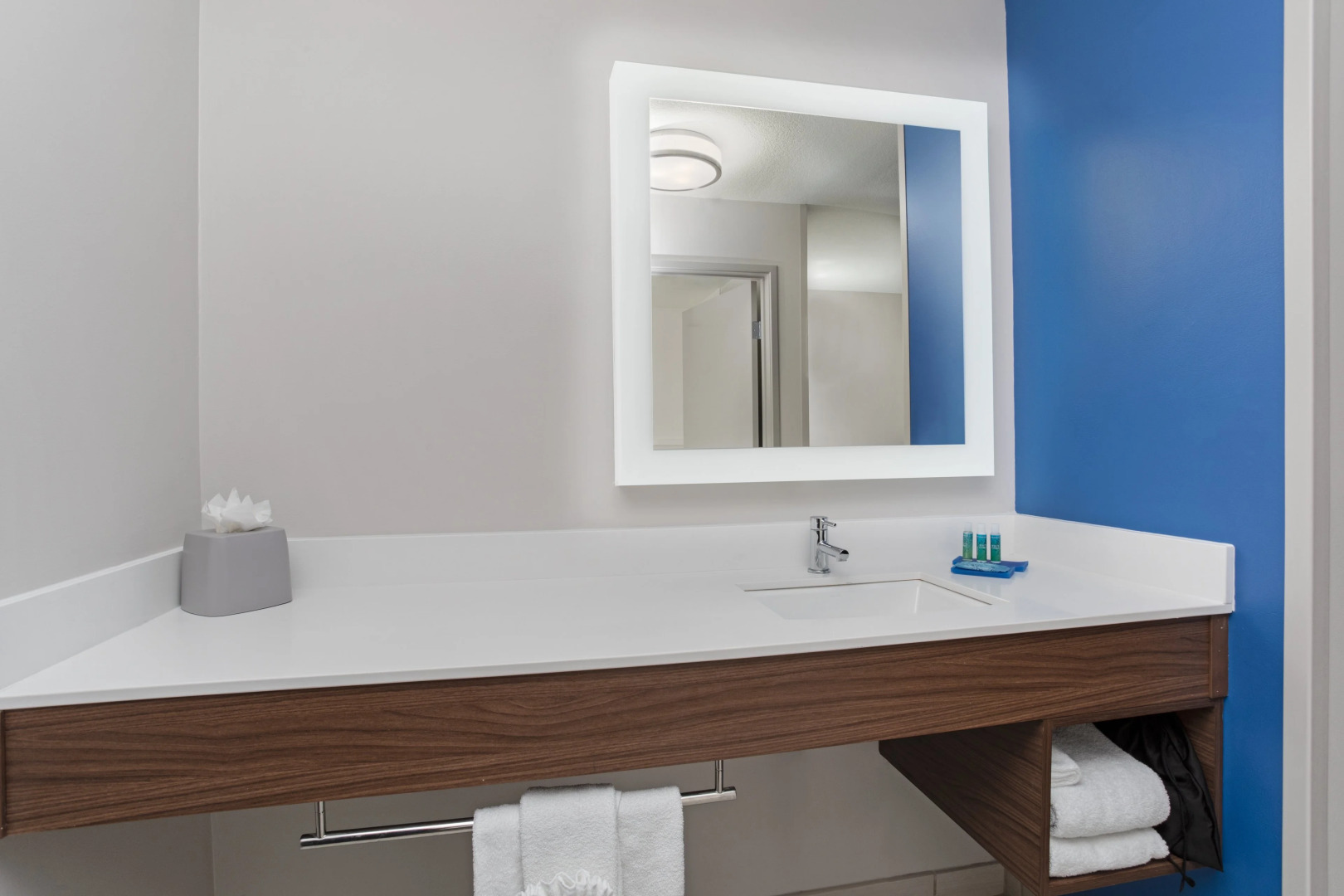 Holiday Inn Express and Suites Phoenix Tempe - University