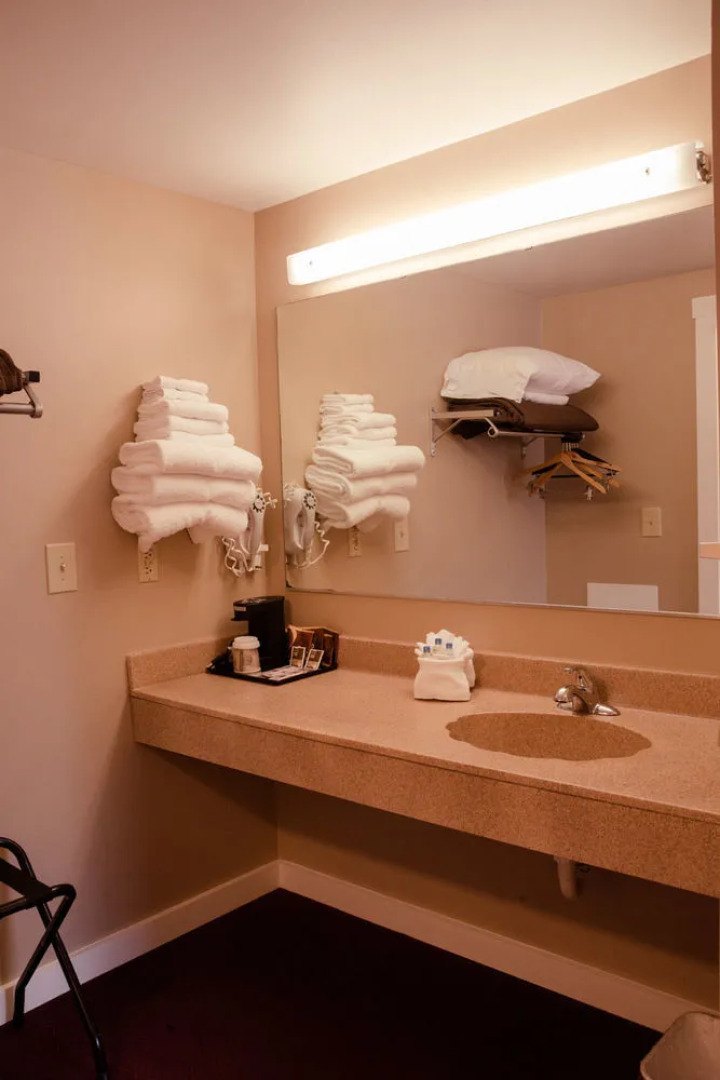 The Washburn Inn - On the Lake