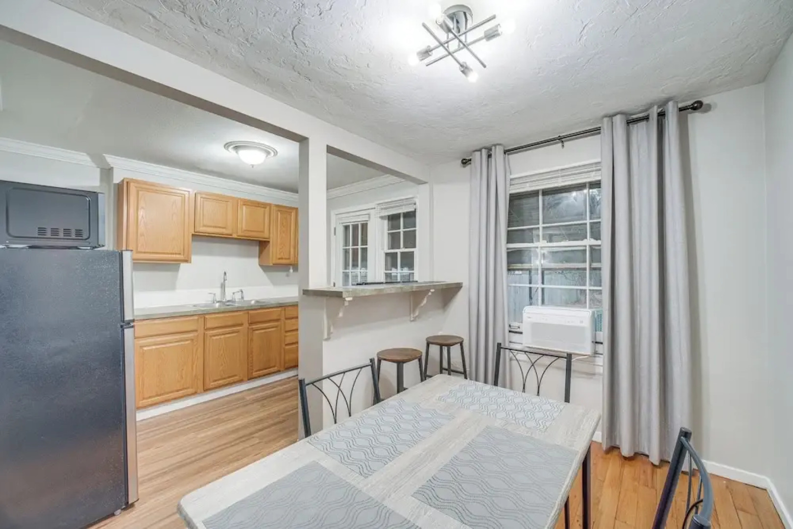 2 Mi to Lake Erie: Home w/ Yard in Euclid!