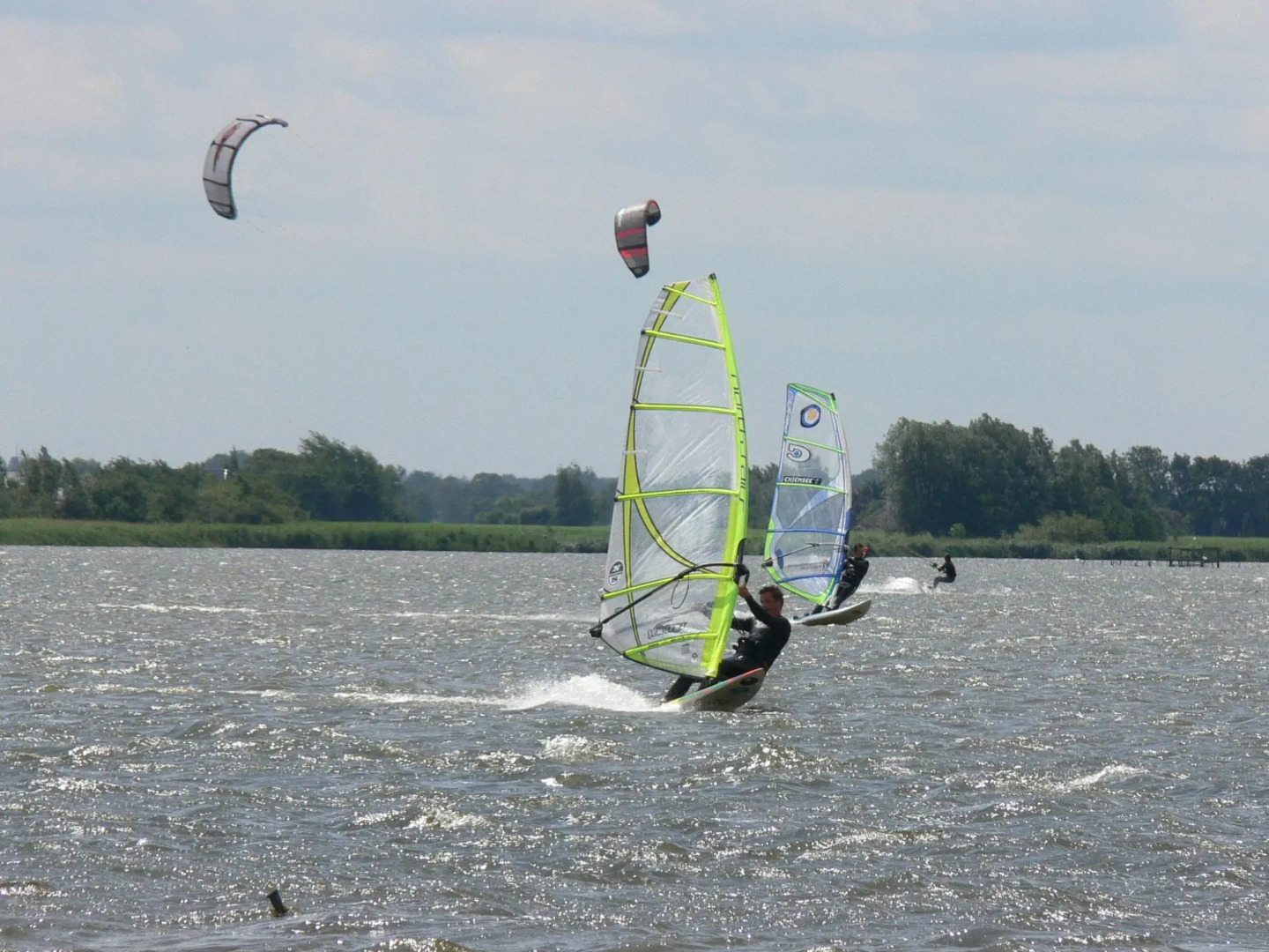 Modern chalet with beautiful garden, located in a holiday park by the forest