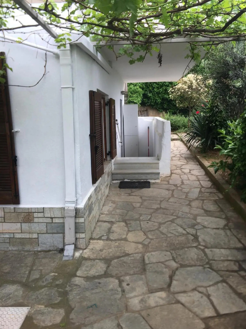 Traditional Apartment part of a Detached Villa on a luxurious Hill of Thessaloniki PANORAMA with a private garden with trees ,also available for Family and other gatherings and Kid's parties - under 13 , for less than 20 people alltogether