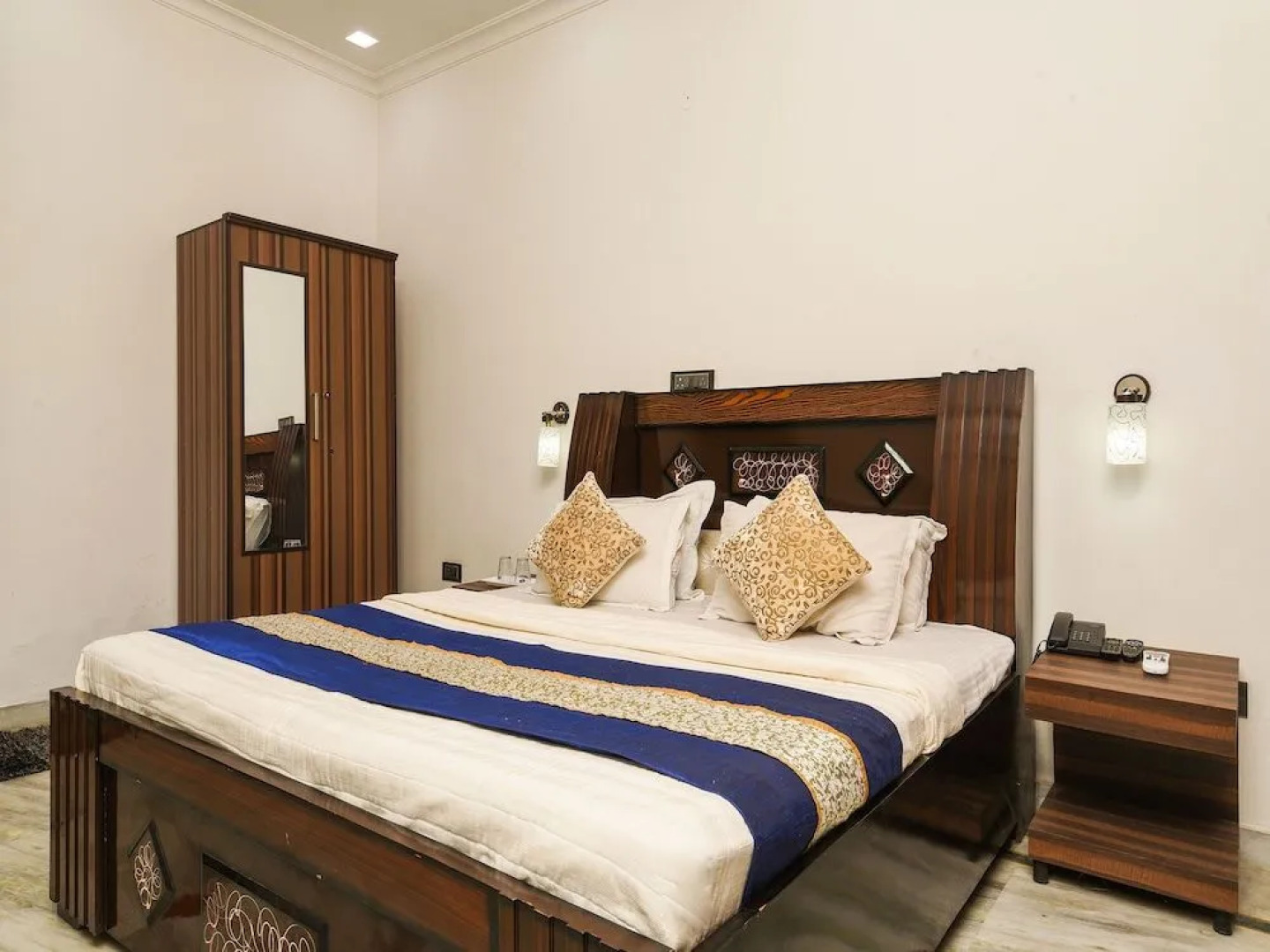 OYO 15407 Home Feeling Accomodation