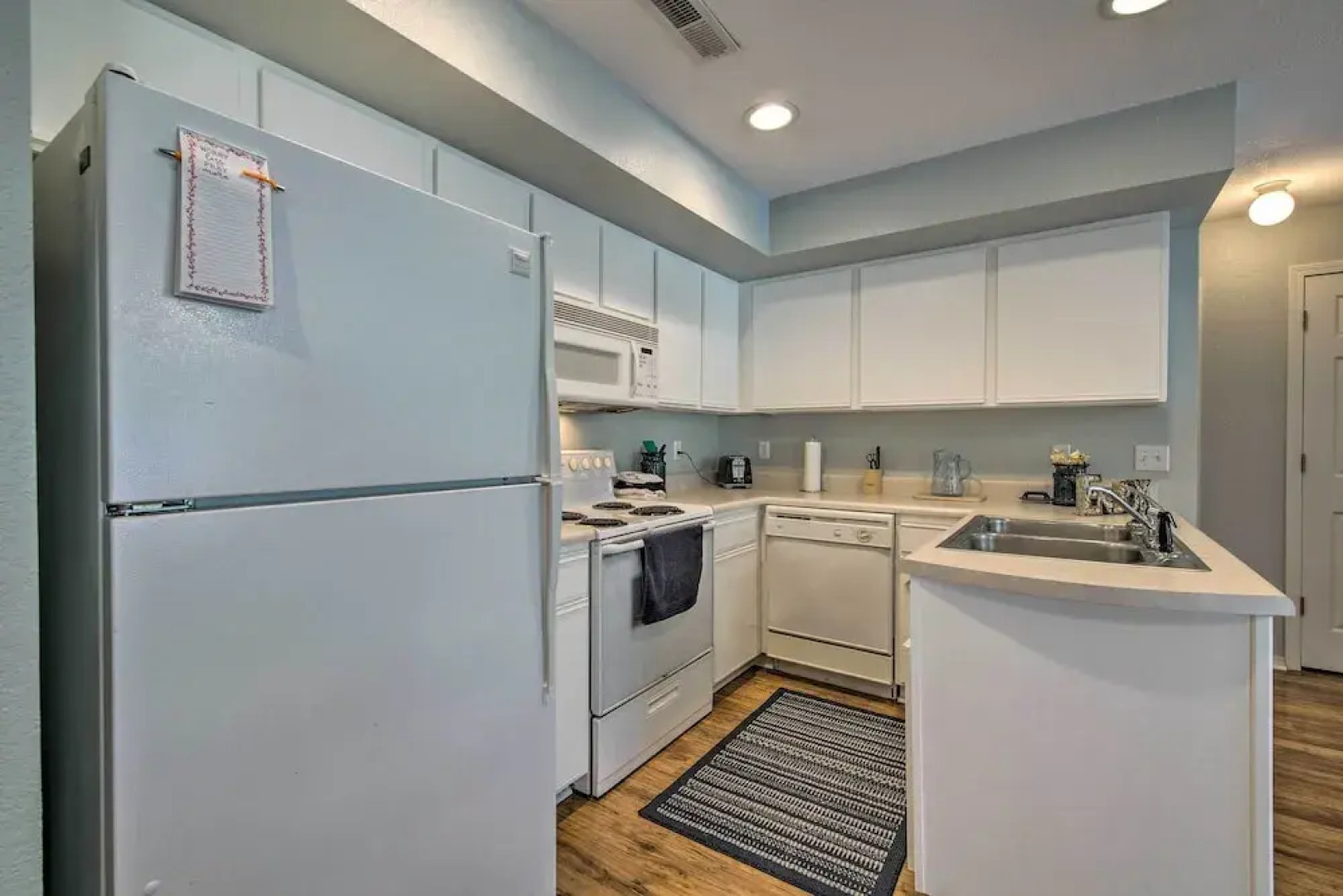 Bright Ozarks Condo w/ Balcony & Lake Views!