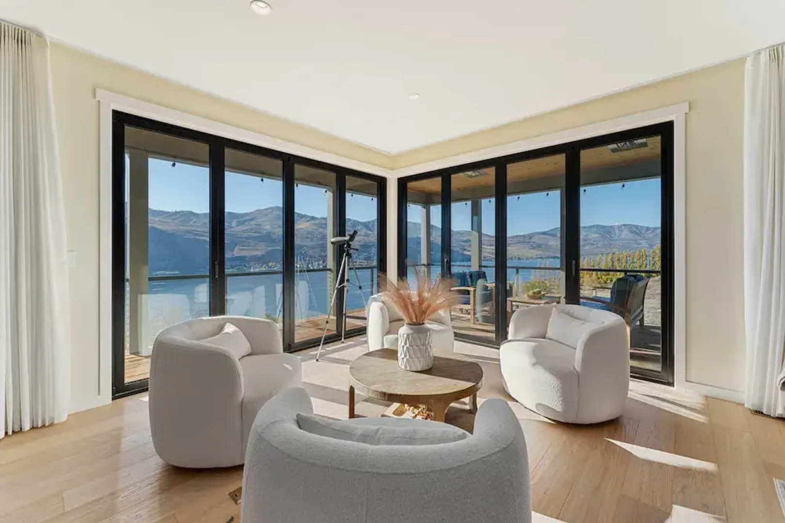 Hot Tub & Lake Views: Lake Chelan Lookout Home!