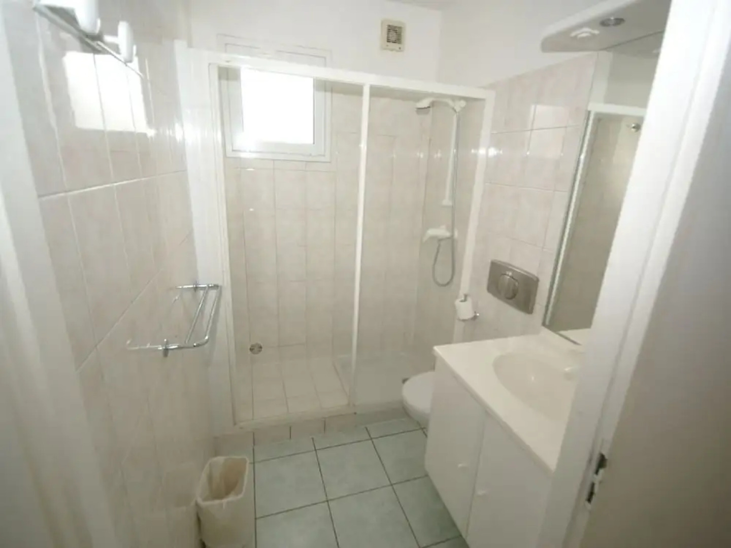 Spacious house, 100m from the beach, swimming pool.