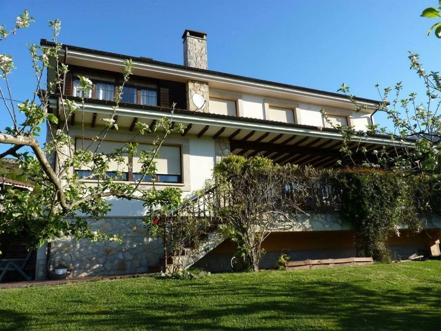 Heavenly Villa in Collia, Parres With Garden