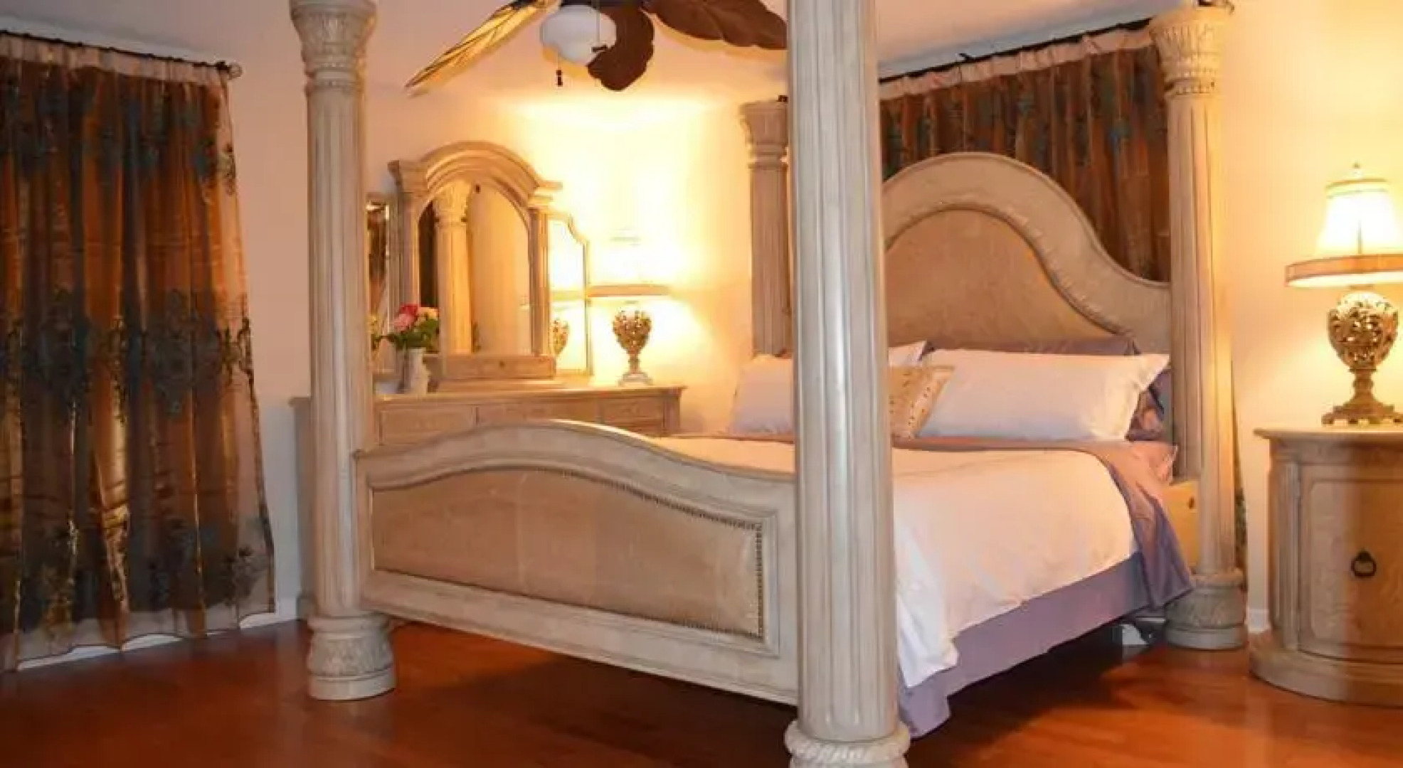 Four-Bedroom House near Universal