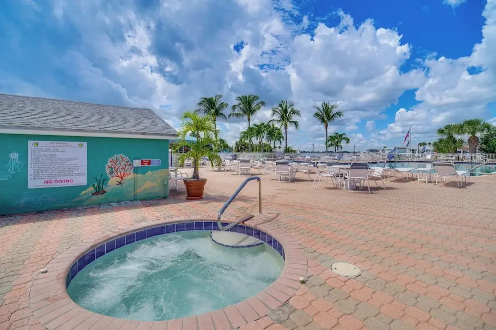 Ocean Access, Mini Golf & Pools: Jensen Beach Gem