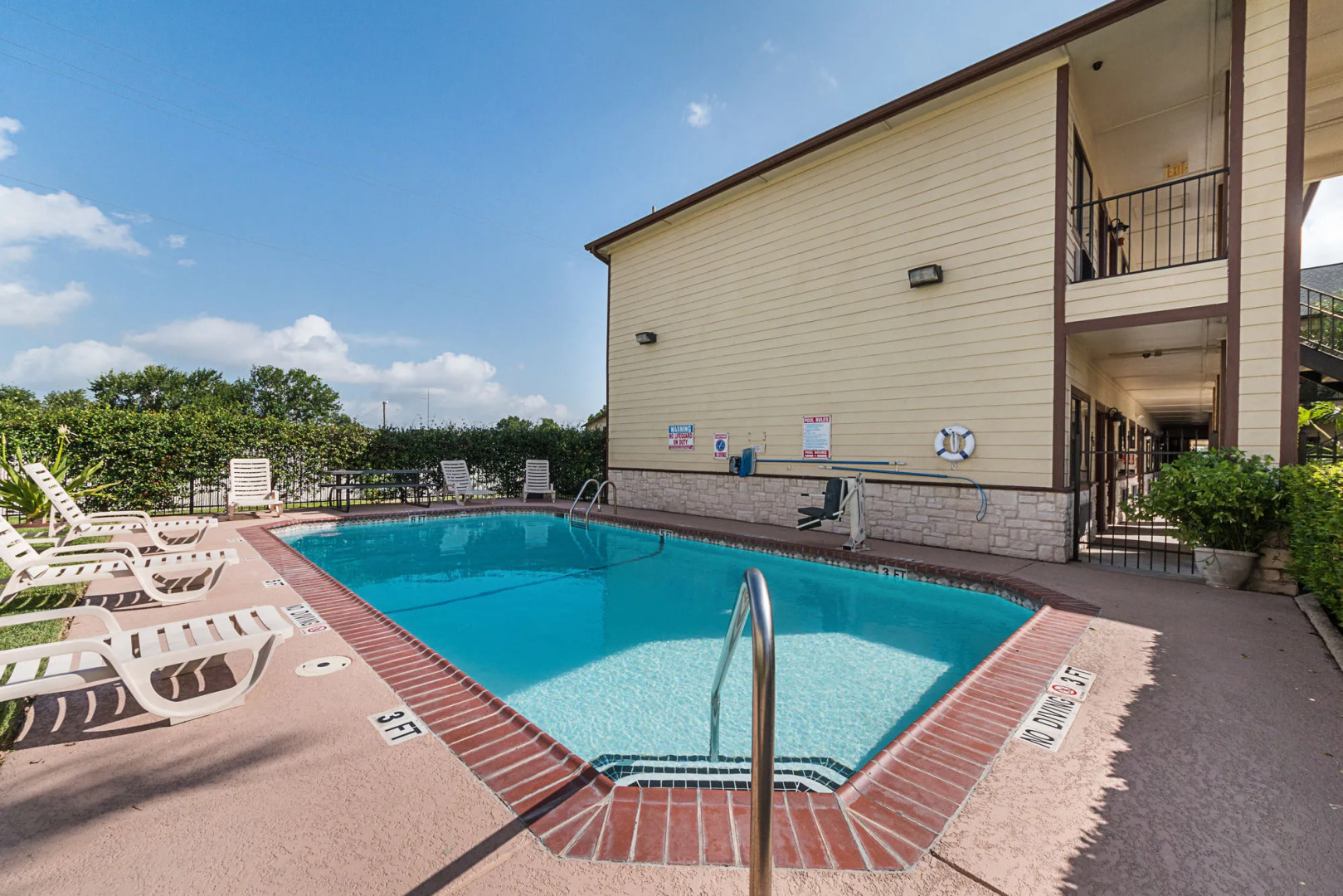 Lone Star Inn & Suites