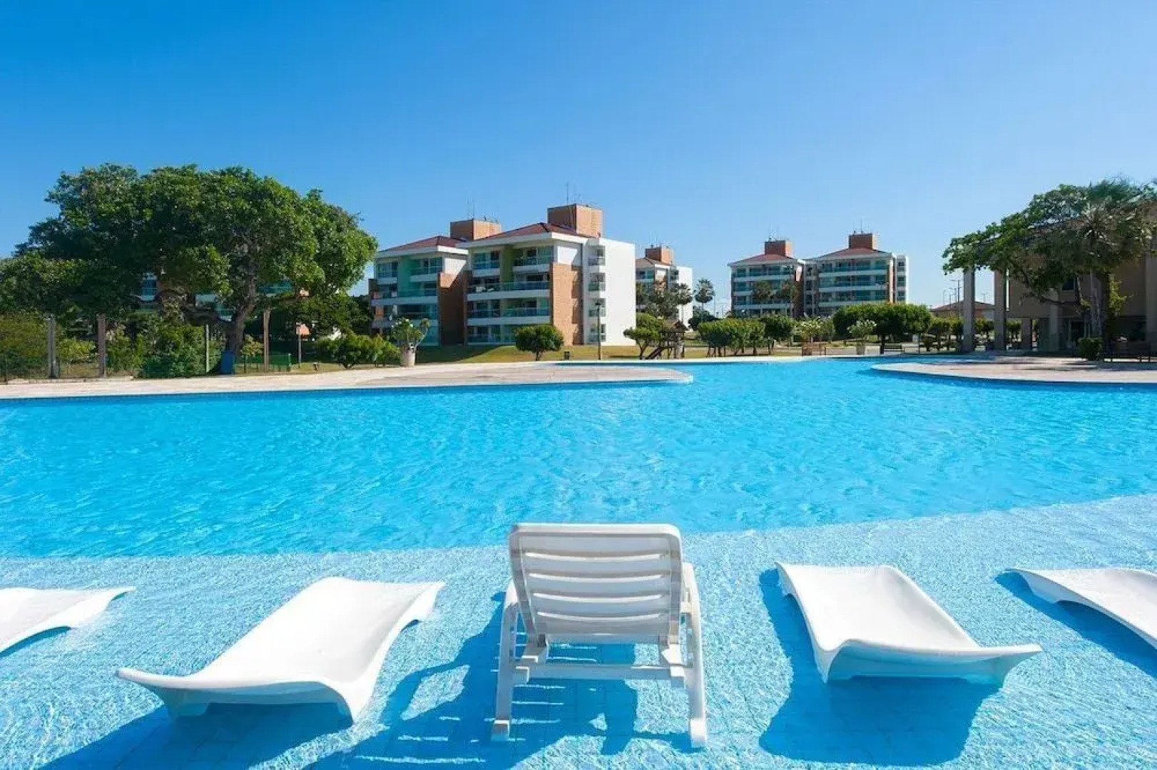 MAGNíFICO APART NO CATU LAKE RESIDENCE