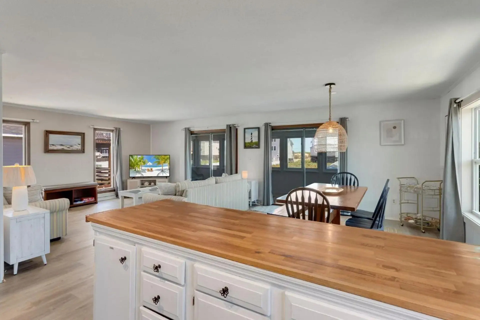 4122 - Blue White Haven