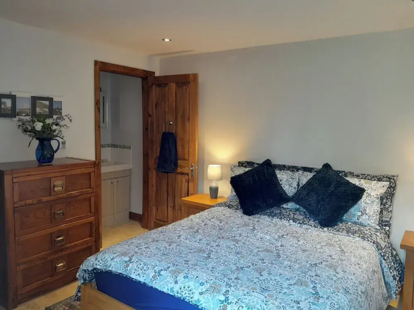 Canal-side 5-bed Cottage - Sleeps 10, Pet Friendly